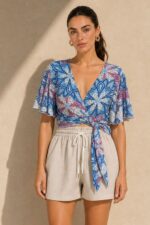 Viscose Λαχούρι  Κρουαζέ top in blue lilac Κωδ:21526 Χαρακτηριστικά Προϊόντος Top • Πολυμορφικό κρουαζέ σχέδιο • Δένει μπροστά & πίσω • Μπορεί να φορεθεί και ανάποδα • Άνοιγμα μπροστά ή στην πλάτη ανάλογα το styling • Μανίκι σε άνετη γραμμή • Ύφασμα: Viscose • Αίσθηση: Πολύ δροσερή & ανάλαφρη • Εφαρμογή: Άνετη • Ασύμμετρο τελείωμα • Αίσθηση: Ανάλαφρη & breathableΎφασμα: Viscose • Αίσθηση: Πολύ δροσερή, ανάλαφρη & εξαιρετικά μαλακή στην αφή • Breathable σύνθεση, ιδανική και για ευαίσθητα δέρματα ή άτομα με αλλεργίες  Διαστάσεις Top • Στήθος: έως 100 cm • Μέση: προσαρμόζεται με δέσιμο • Μήκος: κανονικό crop  Φροντίδα • Πλύσιμο έως 30°C • Χωρίς στύψιμο • Σιδέρωμα σε κανονική θερμοκρασία