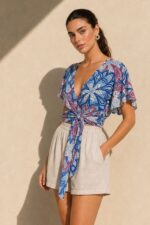 Viscose Λαχούρι  Κρουαζέ top in blue lilac Κωδ:21526 Χαρακτηριστικά Προϊόντος Top • Πολυμορφικό κρουαζέ σχέδιο • Δένει μπροστά & πίσω • Μπορεί να φορεθεί και ανάποδα • Άνοιγμα μπροστά ή στην πλάτη ανάλογα το styling • Μανίκι σε άνετη γραμμή • Ύφασμα: Viscose • Αίσθηση: Πολύ δροσερή & ανάλαφρη • Εφαρμογή: Άνετη • Ασύμμετρο τελείωμα • Αίσθηση: Ανάλαφρη & breathableΎφασμα: Viscose • Αίσθηση: Πολύ δροσερή, ανάλαφρη & εξαιρετικά μαλακή στην αφή • Breathable σύνθεση, ιδανική και για ευαίσθητα δέρματα ή άτομα με αλλεργίες  Διαστάσεις Top • Στήθος: έως 100 cm • Μέση: προσαρμόζεται με δέσιμο • Μήκος: κανονικό crop  Φροντίδα • Πλύσιμο έως 30°C • Χωρίς στύψιμο • Σιδέρωμα σε κανονική θερμοκρασία