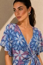 Viscose Λαχούρι  Κρουαζέ top in blue lilac Κωδ:21526 Χαρακτηριστικά Προϊόντος Top • Πολυμορφικό κρουαζέ σχέδιο • Δένει μπροστά & πίσω • Μπορεί να φορεθεί και ανάποδα • Άνοιγμα μπροστά ή στην πλάτη ανάλογα το styling • Μανίκι σε άνετη γραμμή • Ύφασμα: Viscose • Αίσθηση: Πολύ δροσερή & ανάλαφρη • Εφαρμογή: Άνετη • Ασύμμετρο τελείωμα • Αίσθηση: Ανάλαφρη & breathableΎφασμα: Viscose • Αίσθηση: Πολύ δροσερή, ανάλαφρη & εξαιρετικά μαλακή στην αφή • Breathable σύνθεση, ιδανική και για ευαίσθητα δέρματα ή άτομα με αλλεργίες  Διαστάσεις Top • Στήθος: έως 100 cm • Μέση: προσαρμόζεται με δέσιμο • Μήκος: κανονικό crop  Φροντίδα • Πλύσιμο έως 30°C • Χωρίς στύψιμο • Σιδέρωμα σε κανονική θερμοκρασία
