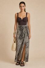 Penelope Viscose Wrap Midi Skirt in brown Κωδικός: 3034 Χαρακτηριστικά Προϊόντος • Πολυμορφική κρουαζέ midi φούστα • Εσωτερικό φύλλο που ασφαλίζει με κορδονάκι • Εξωτερικό φύλλο που τυλίγει το σώμα και δένει στη μέση • Ρυθμιζόμενη εφαρμογή που προσαρμόζεται εύκολα στη σιλουέτα • Άνετη γραμμή με φυσική κίνηση • Midi μήκος • Ασύμμετρο τελείωμα • One Size – καλύπτει έως X-Large • Viscose blend σύνθεση καφέ-μπλέ  αποχρωση • Ανάλαφρη, δροσερή και breathable αίσθηση • Πολύ μαλακή υφή με όμορφη εφαρμογή Διαστάσεις (One Size) • Μέση: έως 105 cm (ρυθμιζόμενη με δέσιμο) • Περιφέρεια: έως 120 cm • Μήκος: Midi Asymmetrical Οδηγίες Φροντίδας • Πλύσιμο στους 30°C • Χωρίς στύψιμο • Σιδέρωμα σε χαμηλή θερμοκρασία