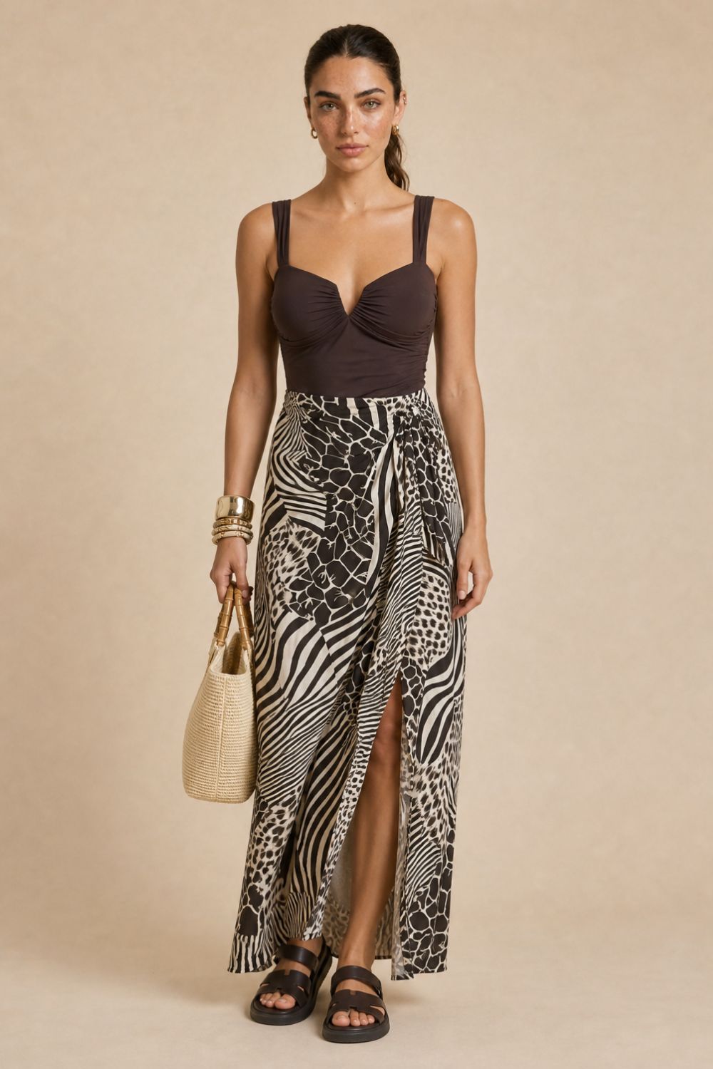 Penelope Viscose Wrap Midi Skirt in brown Κωδικός: 3034 Χαρακτηριστικά Προϊόντος • Πολυμορφική κρουαζέ midi φούστα • Εσωτερικό φύλλο που ασφαλίζει με κορδονάκι • Εξωτερικό φύλλο που τυλίγει το σώμα και δένει στη μέση • Ρυθμιζόμενη εφαρμογή που προσαρμόζεται εύκολα στη σιλουέτα • Άνετη γραμμή με φυσική κίνηση • Midi μήκος • Ασύμμετρο τελείωμα • One Size – καλύπτει έως X-Large • Viscose blend σύνθεση καφέ-μπλέ αποχρωση • Ανάλαφρη, δροσερή και breathable αίσθηση • Πολύ μαλακή υφή με όμορφη εφαρμογή Διαστάσεις (One Size) • Μέση: έως 105 cm (ρυθμιζόμενη με δέσιμο) • Περιφέρεια: έως 120 cm • Μήκος: Midi Asymmetrical Οδηγίες Φροντίδας • Πλύσιμο στους 30°C • Χωρίς στύψιμο • Σιδέρωμα σε χαμηλή θερμοκρασία Penelope Viscose Wrap Midi Skirt in brown Κωδικός: 3034 Χαρακτηριστικά Προϊόντος • Πολυμορφική κρουαζέ midi φούστα • Εσωτερικό φύλλο που ασφαλίζει με κορδονάκι • Εξωτερικό φύλλο που τυλίγει το σώμα και δένει στη μέση • Ρυθμιζόμενη εφαρμογή που προσαρμόζεται εύκολα στη σιλουέτα • Άνετη γραμμή με φυσική κίνηση • Midi μήκος • Ασύμμετρο τελείωμα • One Size – καλύπτει έως X-Large • Viscose blend σύνθεση καφέ-μπλέ αποχρωση • Ανάλαφρη, δροσερή και breathable αίσθηση • Πολύ μαλακή υφή με όμορφη εφαρμογή Διαστάσεις (One Size) • Μέση: έως 105 cm (ρυθμιζόμενη με δέσιμο) • Περιφέρεια: έως 120 cm • Μήκος: Midi Asymmetrical Οδηγίες Φροντίδας • Πλύσιμο στους 30°C • Χωρίς στύψιμο • Σιδέρωμα σε χαμηλή θερμοκρασία