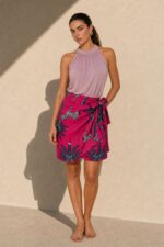 Zebra Pattern Mini Wrap Skirt Κωδικός: 6826 Χαρακτηριστικά Προϊόντος • Mini κρουαζέ φούστα με εντυπωσιακό Zebra & Tropical print • Εσωτερικό φύλλο που ασφαλίζει με κορδονάκι για σταθερή εφαρμογή • Εξωτερικό φύλλο που τυλίγει το σώμα και δένει στο πλάι • Ρυθμιζόμενη εφαρμογή που προσαρμόζεται εύκολα στη σιλουέτα • Άνετη γραμμή που κολακεύει το σώμα • Mini μήκος με διακριτικό ασύμμετρο τελείωμα • One Size – καλύπτει έως Large • Satin Blend ύφασμα με μεταξένια υφή • Ανάλαφρη, απαλή και δροσερή αίσθηση • Δεν διαφανίζει • Πολυμορφικός σχεδιασμός που συνδυάζεται εύκολα από το πρωί έως το βράδυ Διαστάσεις Μέγεθος Μέση Περιφέρεια Μήκος One Size έως 95–100 cm (ρυθμιζόμενη) έως 100 cm Mini Σύνθεση • Satin Blend Οδηγίες Φροντίδας • Πλύσιμο στους 30°C • Χωρίς στύψιμο • Φυσικό στέγνωμα • Σιδέρωμα σε χαμηλή θερμοκρασία