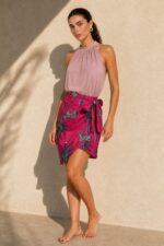 Zebra Pattern Mini Wrap Skirt Κωδικός: 6826 Χαρακτηριστικά Προϊόντος • Mini κρουαζέ φούστα με εντυπωσιακό Zebra & Tropical print • Εσωτερικό φύλλο που ασφαλίζει με κορδονάκι για σταθερή εφαρμογή • Εξωτερικό φύλλο που τυλίγει το σώμα και δένει στο πλάι • Ρυθμιζόμενη εφαρμογή που προσαρμόζεται εύκολα στη σιλουέτα • Άνετη γραμμή που κολακεύει το σώμα • Mini μήκος με διακριτικό ασύμμετρο τελείωμα • One Size – καλύπτει έως Large • Satin Blend ύφασμα με μεταξένια υφή • Ανάλαφρη, απαλή και δροσερή αίσθηση • Δεν διαφανίζει • Πολυμορφικός σχεδιασμός που συνδυάζεται εύκολα από το πρωί έως το βράδυ Διαστάσεις Μέγεθος Μέση Περιφέρεια Μήκος One Size έως 95–100 cm (ρυθμιζόμενη) έως 100 cm Mini Σύνθεση • Satin Blend Οδηγίες Φροντίδας • Πλύσιμο στους 30°C • Χωρίς στύψιμο • Φυσικό στέγνωμα • Σιδέρωμα σε χαμηλή θερμοκρασία