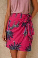 Zebra Pattern Mini Wrap Skirt Κωδικός: 6826 Χαρακτηριστικά Προϊόντος • Mini κρουαζέ φούστα με εντυπωσιακό Zebra & Tropical print • Εσωτερικό φύλλο που ασφαλίζει με κορδονάκι για σταθερή εφαρμογή • Εξωτερικό φύλλο που τυλίγει το σώμα και δένει στο πλάι • Ρυθμιζόμενη εφαρμογή που προσαρμόζεται εύκολα στη σιλουέτα • Άνετη γραμμή που κολακεύει το σώμα • Mini μήκος με διακριτικό ασύμμετρο τελείωμα • One Size – καλύπτει έως Large • Satin Blend ύφασμα με μεταξένια υφή • Ανάλαφρη, απαλή και δροσερή αίσθηση • Δεν διαφανίζει • Πολυμορφικός σχεδιασμός που συνδυάζεται εύκολα από το πρωί έως το βράδυ Διαστάσεις Μέγεθος Μέση Περιφέρεια Μήκος One Size έως 95–100 cm (ρυθμιζόμενη) έως 100 cm Mini Σύνθεση • Satin Blend Οδηγίες Φροντίδας • Πλύσιμο στους 30°C • Χωρίς στύψιμο • Φυσικό στέγνωμα • Σιδέρωμα σε χαμηλή θερμοκρασία
