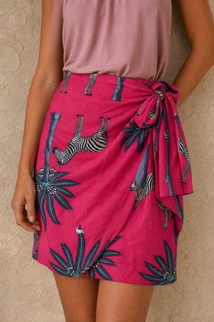 Zebra Pattern Mini Wrap Skirt Κωδικός: 6826 Χαρακτηριστικά Προϊόντος • Mini κρουαζέ φούστα με εντυπωσιακό Zebra & Tropical print • Εσωτερικό φύλλο που ασφαλίζει με κορδονάκι για σταθερή εφαρμογή • Εξωτερικό φύλλο που τυλίγει το σώμα και δένει στο πλάι • Ρυθμιζόμενη εφαρμογή που προσαρμόζεται εύκολα στη σιλουέτα • Άνετη γραμμή που κολακεύει το σώμα • Mini μήκος με διακριτικό ασύμμετρο τελείωμα • One Size – καλύπτει έως Large • Satin Blend ύφασμα με μεταξένια υφή • Ανάλαφρη, απαλή και δροσερή αίσθηση • Δεν διαφανίζει • Πολυμορφικός σχεδιασμός που συνδυάζεται εύκολα από το πρωί έως το βράδυ Διαστάσεις Μέγεθος Μέση Περιφέρεια Μήκος One Size έως 95–100 cm (ρυθμιζόμενη) έως 100 cm Mini Σύνθεση • Satin Blend Οδηγίες Φροντίδας • Πλύσιμο στους 30°C • Χωρίς στύψιμο • Φυσικό στέγνωμα • Σιδέρωμα σε χαμηλή θερμοκρασία