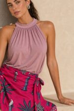 Zebra Pattern Mini Wrap Skirt Κωδικός: 6826 Χαρακτηριστικά Προϊόντος • Mini κρουαζέ φούστα με εντυπωσιακό Zebra & Tropical print • Εσωτερικό φύλλο που ασφαλίζει με κορδονάκι για σταθερή εφαρμογή • Εξωτερικό φύλλο που τυλίγει το σώμα και δένει στο πλάι • Ρυθμιζόμενη εφαρμογή που προσαρμόζεται εύκολα στη σιλουέτα • Άνετη γραμμή που κολακεύει το σώμα • Mini μήκος με διακριτικό ασύμμετρο τελείωμα • One Size – καλύπτει έως Large • Satin Blend ύφασμα με μεταξένια υφή • Ανάλαφρη, απαλή και δροσερή αίσθηση • Δεν διαφανίζει • Πολυμορφικός σχεδιασμός που συνδυάζεται εύκολα από το πρωί έως το βράδυ Διαστάσεις Μέγεθος Μέση Περιφέρεια Μήκος One Size έως 95–100 cm (ρυθμιζόμενη) έως 100 cm Mini Σύνθεση • Satin Blend Οδηγίες Φροντίδας • Πλύσιμο στους 30°C • Χωρίς στύψιμο • Φυσικό στέγνωμα • Σιδέρωμα σε χαμηλή θερμοκρασία