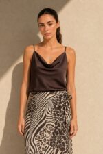 Draped Satin Cami Top in brown Κωδικός: 17096 Χαρακτηριστικά Προϊόντος • Satin cami top με κομψή draped λαιμόκοψη • Σατινέ ύφασμα με ανάλαφρη και δροσερή αίσθηση • Κανονική προς χαλαρή εφαρμογή • Ρυθμιζόμενες λεπτές τιράντες • Διπλής όψης – φοριέται και από την πίσω πλευρά για διαφορετικά looks • Πολύ εύκολο στο styling από το πρωί έως το βράδυ • Δεν διαφανίζει • Non Iron ύφασμα • One Size (καλύπτει έως L/XL) Διαστάσεις Μέγεθος Στήθος Μέση Περιφέρεια One Size 94 cm 106 cm 108 cm Φροντίδα • Πλύσιμο έως 30°C • Χωρίς στύψιμο • Φυσικό στέγνωμα • Δεν χρειάζεται σιδέρωμα (Non Iron)