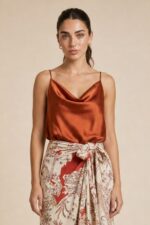 Draped Satin Cami Top in rusty orange Κωδικός: 17096 Χαρακτηριστικά Προϊόντος • Satin cami top με κομψή draped λαιμόκοψη • Σατινέ ύφασμα με ανάλαφρη και δροσερή αίσθηση • Κανονική προς χαλαρή εφαρμογή • Ρυθμιζόμενες λεπτές τιράντες • Διπλής όψης – φοριέται και από την πίσω πλευρά για διαφορετικά looks • Πολύ εύκολο στο styling από το πρωί έως το βράδυ • Δεν διαφανίζει • Non Iron ύφασμα • One Size (καλύπτει έως L/XL) Διαστάσεις Μέγεθος Στήθος Μέση Περιφέρεια One Size 94 cm 106 cm 108 cm Φροντίδα • Πλύσιμο έως 30°C • Χωρίς στύψιμο • Φυσικό στέγνωμα • Δεν χρειάζεται σιδέρωμα (Non Iron)