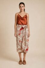 Draped Satin Cami Top in rusty orange Κωδικός: 17096 Χαρακτηριστικά Προϊόντος • Satin cami top με κομψή draped λαιμόκοψη • Σατινέ ύφασμα με ανάλαφρη και δροσερή αίσθηση • Κανονική προς χαλαρή εφαρμογή • Ρυθμιζόμενες λεπτές τιράντες • Διπλής όψης – φοριέται και από την πίσω πλευρά για διαφορετικά looks • Πολύ εύκολο στο styling από το πρωί έως το βράδυ • Δεν διαφανίζει • Non Iron ύφασμα • One Size (καλύπτει έως L/XL) Διαστάσεις Μέγεθος Στήθος Μέση Περιφέρεια One Size 94 cm 106 cm 108 cm Φροντίδα • Πλύσιμο έως 30°C • Χωρίς στύψιμο • Φυσικό στέγνωμα • Δεν χρειάζεται σιδέρωμα (Non Iron)