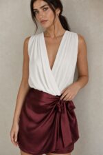 Satin Mini Wrap Skirt in burgundy Κωδικός: 6321 Χαρακτηριστικά Προϊόντος • Mini κρουαζέ φούστα με σατινέ υφή • Εσωτερικό φύλλο που ασφαλίζει με κορδονάκι • Εξωτερικό φύλλο που τυλίγει το σώμα και δένει στη μέση • Ρυθμιζόμενη εφαρμογή που προσαρμόζεται στη σιλουέτα • Άνετη γραμμή που κολακεύει το σώμα • Mini μήκος • One Size – καλύπτει έως Large • Satin blend σύνθεση • Ανάλαφρη, απαλή και δροσερή αίσθηση • Πολυμορφικός σχεδιασμός για εύκολους συνδυασμούς από το πρωί έως το βράδυ Διαστάσεις (One Size) • Μέση: έως 95–100 cm (ρυθμιζόμενη με δέσιμο) • Περιφέρεια: έως 110 cm • Μήκος: Mini Οδηγίες Φροντίδας • Πλύσιμο στους 30°C • Χωρίς στύψιμο • Σιδέρωμα σε χαμηλή θερμοκρασία
