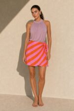 Φούστα Mini Κρουαζέ in pink orange Χαρακτηριστικά Προϊόντος • Mini κρουαζέ / wrap σχεδιασμός • Ριγέ print σε κόκκινες & ροζ αποχρώσεις • Δένει στη μέση για ρυθμιζόμενη εφαρμογή • Άνετη και ανάλαφρη γραμμή • Μαλακή, δροσερή αίσθηση • One Size – καλύπτει από X-Small έως X-Large • Viscose Mix • Non Iron – δεν απαιτεί σιδέρωμα • Ιδανική για beachwear αλλά και καθημερινά summer looks Διαστάσεις ΜΕΓΕΘΟΣ ΜΕΣΗ ΠΕΡΙΦΕΡΕΙΑ ΜΗΚΟΣ One Size έως 90 cm έως 100 cm περίπου 46 cm Σύνθεση • 85% Viscose Οδηγίες Φροντίδας • Πλύσιμο στους 30°C • Χωρίς στύψιμο • Φυσικό στέγνωμα • Δεν απαιτεί σιδέρωμα (Non Iron)