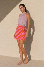 Φούστα Mini Κρουαζέ in pink orange Χαρακτηριστικά Προϊόντος • Mini κρουαζέ / wrap σχεδιασμός • Ριγέ print σε κόκκινες & ροζ αποχρώσεις • Δένει στη μέση για ρυθμιζόμενη εφαρμογή • Άνετη και ανάλαφρη γραμμή • Μαλακή, δροσερή αίσθηση • One Size – καλύπτει από X-Small έως X-Large • Viscose Mix • Non Iron – δεν απαιτεί σιδέρωμα • Ιδανική για beachwear αλλά και καθημερινά summer looks Διαστάσεις ΜΕΓΕΘΟΣ ΜΕΣΗ ΠΕΡΙΦΕΡΕΙΑ ΜΗΚΟΣ One Size έως 90 cm έως 100 cm περίπου 46 cm Σύνθεση • 85% Viscose Οδηγίες Φροντίδας • Πλύσιμο στους 30°C • Χωρίς στύψιμο • Φυσικό στέγνωμα • Δεν απαιτεί σιδέρωμα (Non Iron)