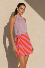 Φούστα Mini Κρουαζέ in pink orange Χαρακτηριστικά Προϊόντος • Mini κρουαζέ / wrap σχεδιασμός • Ριγέ print σε κόκκινες & ροζ αποχρώσεις • Δένει στη μέση για ρυθμιζόμενη εφαρμογή • Άνετη και ανάλαφρη γραμμή • Μαλακή, δροσερή αίσθηση • One Size – καλύπτει από X-Small έως X-Large • Viscose Mix • Non Iron – δεν απαιτεί σιδέρωμα • Ιδανική για beachwear αλλά και καθημερινά summer looks Διαστάσεις ΜΕΓΕΘΟΣ ΜΕΣΗ ΠΕΡΙΦΕΡΕΙΑ ΜΗΚΟΣ One Size έως 90 cm έως 100 cm περίπου 46 cm Σύνθεση • 85% Viscose Οδηγίες Φροντίδας • Πλύσιμο στους 30°C • Χωρίς στύψιμο • Φυσικό στέγνωμα • Δεν απαιτεί σιδέρωμα (Non Iron)