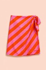 Φούστα Mini Κρουαζέ in pink orange Χαρακτηριστικά Προϊόντος • Mini κρουαζέ / wrap σχεδιασμός • Ριγέ print σε κόκκινες & ροζ αποχρώσεις • Δένει στη μέση για ρυθμιζόμενη εφαρμογή • Άνετη και ανάλαφρη γραμμή • Μαλακή, δροσερή αίσθηση • One Size – καλύπτει από X-Small έως X-Large • Viscose Mix • Non Iron – δεν απαιτεί σιδέρωμα • Ιδανική για beachwear αλλά και καθημερινά summer looks Διαστάσεις ΜΕΓΕΘΟΣ ΜΕΣΗ ΠΕΡΙΦΕΡΕΙΑ ΜΗΚΟΣ One Size έως 90 cm έως 100 cm περίπου 46 cm Σύνθεση • 85% Viscose Οδηγίες Φροντίδας • Πλύσιμο στους 30°C • Χωρίς στύψιμο • Φυσικό στέγνωμα • Δεν απαιτεί σιδέρωμα (Non Iron)