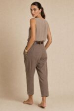 Crepe Mao Neck Αμάνικο Top in taupe Χαρακτηριστικά Προϊόντος • Αμάνικο τοπ με κομψή Mao λαιμόκοψη και V άνοιγμα • Ανάλαφρη, άνετη γραμμή που αγκαλιάζει όμορφα το σώμα • Ύφασμα Crepe με απαλή, δροσερή αίσθηση • One Size – καλύπτει έως X-Large • Non Iron ύφασμα που δεν απαιτεί σιδέρωμα • Ιδανικό για καθημερινές, office αλλά και βραδινές εμφανίσεις • Συνδυάζεται εύκολα με παντελόνες, φούστες και σορτς Διαστάσεις Μέγεθος Καλύπτει One Size έως X-Large Σύνθεση • Crepe Οδηγίες Φροντίδας • Πλύσιμο στο κρύο • Χωρίς στύψιμο • Φυσικό στέγνωμα • Δεν απαιτεί σιδέρωμα (Non Iron)