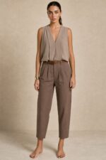 Crepe Mao Neck Αμάνικο Top in taupe Χαρακτηριστικά Προϊόντος • Αμάνικο τοπ με κομψή Mao λαιμόκοψη και V άνοιγμα • Ανάλαφρη, άνετη γραμμή που αγκαλιάζει όμορφα το σώμα • Ύφασμα Crepe με απαλή, δροσερή αίσθηση • One Size – καλύπτει έως X-Large • Non Iron ύφασμα που δεν απαιτεί σιδέρωμα • Ιδανικό για καθημερινές, office αλλά και βραδινές εμφανίσεις • Συνδυάζεται εύκολα με παντελόνες, φούστες και σορτς Διαστάσεις Μέγεθος Καλύπτει One Size έως X-Large Σύνθεση • Crepe Οδηγίες Φροντίδας • Πλύσιμο στο κρύο • Χωρίς στύψιμο • Φυσικό στέγνωμα • Δεν απαιτεί σιδέρωμα (Non Iron)