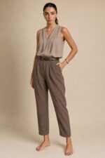 Crepe Mao Neck Αμάνικο Top in taupe Χαρακτηριστικά Προϊόντος • Αμάνικο τοπ με κομψή Mao λαιμόκοψη και V άνοιγμα • Ανάλαφρη, άνετη γραμμή που αγκαλιάζει όμορφα το σώμα • Ύφασμα Crepe με απαλή, δροσερή αίσθηση • One Size – καλύπτει έως X-Large • Non Iron ύφασμα που δεν απαιτεί σιδέρωμα • Ιδανικό για καθημερινές, office αλλά και βραδινές εμφανίσεις • Συνδυάζεται εύκολα με παντελόνες, φούστες και σορτς Διαστάσεις Μέγεθος Καλύπτει One Size έως X-Large Σύνθεση • Crepe Οδηγίες Φροντίδας • Πλύσιμο στο κρύο • Χωρίς στύψιμο • Φυσικό στέγνωμα • Δεν απαιτεί σιδέρωμα (Non Iron)