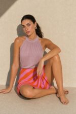 Φούστα Mini Κρουαζέ in pink orange Χαρακτηριστικά Προϊόντος • Mini κρουαζέ  wrap σχεδιασμός • Δένει στη μέση για ρυθμιζόμενη εφαρμογή • Άνετη και ανάλαφρη γραμμή • Μαλακή, δροσερή αίσθηση • One Size – καλύπτει από X-Small έως X-Large • Viscose Mix • Non Iron – δεν απαιτεί σιδέρωμα • Ιδανική για beachwear αλλά και καθημερινά summer looks Διαστάσεις ΜΕΓΕΘΟΣ ΜΕΣΗ ΠΕΡΙΦΕΡΕΙΑ ΜΗΚΟΣ One Size έως 90 cm έως 100 cm περίπου 46 cm Σύνθεση • 85% Viscose Οδηγίες Φροντίδας • Πλύσιμο στους 30°C • Χωρίς στύψιμο • Φυσικό στέγνωμα • Δεν απαιτεί σιδέρωμα (Non Iron)