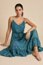 Anvi ART SILK Maxi Φόρεμα in Blue and green  Χαρακτηριστικά Προϊόντος • Υλικό: 100% Art Silk • Υφή: Ανάλαφρη, αέρινη και δροσερή • Γραμμή: Maxi με χαλαρή εφαρμογή • Σχέδιο: Εντυπωσιακό μπλε εμπριμέ print  ασύμμετρο σχέδιο  πιο κοντό στο πλάι πιο μακρυ μπροστά και πίσω • Μπούστο: Σούρες στο κέντρο με decorative φουντάκια μέση με λάστιχο απλό μπροστά σφηκοφωλιά λάστιχο  πίσω στη μέση • Τιράντες: Λεπτές και ρυθμιζόμενες • Εφαρμογή: Άνετη και θηλυκή • Ιδιότητα: Non Iron  Διαστάσεις (One Size) • Στήθος: έως 96 cm • Μέση: έως 98 cm • Περιφέρεια: έως 145 cm  Οδηγίες Φροντίδας • Πλύσιμο στο χέρι ή στους 30°C • Χωρίς στύψιμο • Δεν απαιτεί σιδέρωμα (non iron)