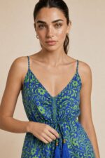 Anvi ART SILK Maxi Φόρεμα in Blue and green  Χαρακτηριστικά Προϊόντος • Υλικό: 100% Art Silk • Υφή: Ανάλαφρη, αέρινη και δροσερή • Γραμμή: Maxi με χαλαρή εφαρμογή • Σχέδιο: Εντυπωσιακό μπλε εμπριμέ print  ασύμμετρο σχέδιο  πιο κοντό στο πλάι πιο μακρυ μπροστά και πίσω • Μπούστο: Σούρες στο κέντρο με decorative φουντάκια μέση με λάστιχο απλό μπροστά σφηκοφωλιά λάστιχο  πίσω στη μέση • Τιράντες: Λεπτές και ρυθμιζόμενες • Εφαρμογή: Άνετη και θηλυκή • Ιδιότητα: Non Iron  Διαστάσεις (One Size) • Στήθος: έως 96 cm • Μέση: έως 98 cm • Περιφέρεια: έως 145 cm  Οδηγίες Φροντίδας • Πλύσιμο στο χέρι ή στους 30°C • Χωρίς στύψιμο • Δεν απαιτεί σιδέρωμα (non iron)