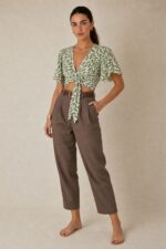 Viscose Λαχούρι  Κρουαζέ top in green Κωδ:21526 Χαρακτηριστικά Προϊόντος Top • Πολυμορφικό κρουαζέ σχέδιο • Δένει μπροστά & πίσω • Μπορεί να φορεθεί και ανάποδα • Άνοιγμα μπροστά ή στην πλάτη ανάλογα το styling • Μανίκι σε άνετη γραμμή • Ύφασμα: Viscose • Αίσθηση: Πολύ δροσερή & ανάλαφρη • Εφαρμογή: Άνετη • Ασύμμετρο τελείωμα • Αίσθηση: Ανάλαφρη & breathableΎφασμα: Viscose • Αίσθηση: Πολύ δροσερή, ανάλαφρη & εξαιρετικά μαλακή στην αφή • Breathable σύνθεση, ιδανική και για ευαίσθητα δέρματα ή άτομα με αλλεργίες  Διαστάσεις Top • Στήθος: έως 100 cm • Μέση: προσαρμόζεται με δέσιμο • Μήκος: κανονικό crop  Φροντίδα • Πλύσιμο έως 30°C • Χωρίς στύψιμο • Σιδέρωμα σε κανονική θερμοκρασία