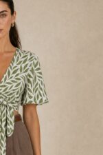 Viscose Λαχούρι  Κρουαζέ top in green Κωδ:21526 Χαρακτηριστικά Προϊόντος Top • Πολυμορφικό κρουαζέ σχέδιο • Δένει μπροστά & πίσω • Μπορεί να φορεθεί και ανάποδα • Άνοιγμα μπροστά ή στην πλάτη ανάλογα το styling • Μανίκι σε άνετη γραμμή • Ύφασμα: Viscose • Αίσθηση: Πολύ δροσερή & ανάλαφρη • Εφαρμογή: Άνετη • Ασύμμετρο τελείωμα • Αίσθηση: Ανάλαφρη & breathableΎφασμα: Viscose • Αίσθηση: Πολύ δροσερή, ανάλαφρη & εξαιρετικά μαλακή στην αφή • Breathable σύνθεση, ιδανική και για ευαίσθητα δέρματα ή άτομα με αλλεργίες  Διαστάσεις Top • Στήθος: έως 100 cm • Μέση: προσαρμόζεται με δέσιμο • Μήκος: κανονικό crop  Φροντίδα • Πλύσιμο έως 30°C • Χωρίς στύψιμο • Σιδέρωμα σε κανονική θερμοκρασία