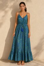 Anvi ART SILK Maxi Φόρεμα in Blue and green  Χαρακτηριστικά Προϊόντος • Υλικό: 100% Art Silk • Υφή: Ανάλαφρη, αέρινη και δροσερή • Γραμμή: Maxi με χαλαρή εφαρμογή • Σχέδιο: Εντυπωσιακό μπλε εμπριμέ print  ασύμμετρο σχέδιο  πιο κοντό στο πλάι πιο μακρυ μπροστά και πίσω • Μπούστο: Σούρες στο κέντρο με decorative φουντάκια μέση με λάστιχο απλό μπροστά σφηκοφωλιά λάστιχο  πίσω στη μέση • Τιράντες: Λεπτές και ρυθμιζόμενες • Εφαρμογή: Άνετη και θηλυκή • Ιδιότητα: Non Iron  Διαστάσεις (One Size) • Στήθος: έως 96 cm • Μέση: έως 98 cm • Περιφέρεια: έως 145 cm  Οδηγίες Φροντίδας • Πλύσιμο στο χέρι ή στους 30°C • Χωρίς στύψιμο • Δεν απαιτεί σιδέρωμα (non iron)