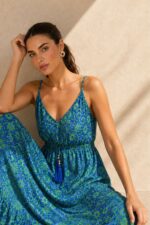 Anvi ART SILK Maxi Φόρεμα in Blue and green  Χαρακτηριστικά Προϊόντος • Υλικό: 100% Art Silk • Υφή: Ανάλαφρη, αέρινη και δροσερή • Γραμμή: Maxi με χαλαρή εφαρμογή • Σχέδιο: Εντυπωσιακό μπλε εμπριμέ print  ασύμμετρο σχέδιο  πιο κοντό στο πλάι πιο μακρυ μπροστά και πίσω • Μπούστο: Σούρες στο κέντρο με decorative φουντάκια μέση με λάστιχο απλό μπροστά σφηκοφωλιά λάστιχο  πίσω στη μέση • Τιράντες: Λεπτές και ρυθμιζόμενες • Εφαρμογή: Άνετη και θηλυκή • Ιδιότητα: Non Iron  Διαστάσεις (One Size) • Στήθος: έως 96 cm • Μέση: έως 98 cm • Περιφέρεια: έως 145 cm  Οδηγίες Φροντίδας • Πλύσιμο στο χέρι ή στους 30°C • Χωρίς στύψιμο • Δεν απαιτεί σιδέρωμα (non iron)