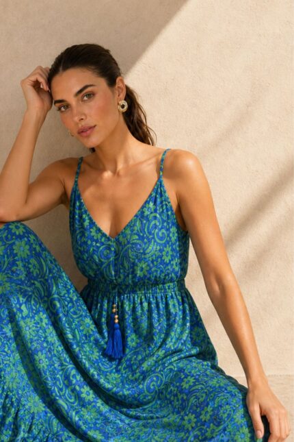Anvi ART SILK Maxi Φόρεμα in Blue and green  Χαρακτηριστικά Προϊόντος • Υλικό: 100% Art Silk • Υφή: Ανάλαφρη, αέρινη και δροσερή • Γραμμή: Maxi με χαλαρή εφαρμογή • Σχέδιο: Εντυπωσιακό μπλε εμπριμέ print  ασύμμετρο σχέδιο  πιο κοντό στο πλάι πιο μακρυ μπροστά και πίσω • Μπούστο: Σούρες στο κέντρο με decorative φουντάκια μέση με λάστιχο απλό μπροστά σφηκοφωλιά λάστιχο  πίσω στη μέση • Τιράντες: Λεπτές και ρυθμιζόμενες • Εφαρμογή: Άνετη και θηλυκή • Ιδιότητα: Non Iron  Διαστάσεις (One Size) • Στήθος: έως 96 cm • Μέση: έως 98 cm • Περιφέρεια: έως 145 cm  Οδηγίες Φροντίδας • Πλύσιμο στο χέρι ή στους 30°C • Χωρίς στύψιμο • Δεν απαιτεί σιδέρωμα (non iron)