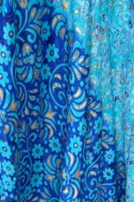 Bestie Art Silk Maxi Dress in blue gold Χαρακτηριστικά Προϊόντος • Maxi φόρεμα σε αέρινη και ιδιαίτερα θηλυκή γραμμή • Εντυπωσιακό εμπριμέ print σε αποχρώσεις του blue-gold-turquoise • 100% Art Silk ύφασμα • Ανάλαφρη, δροσερή και μεταξένια υφή • V λαιμόκοψη μπροστά και πίσω • Λεπτά ραντάκια που αναδεικνύουν τους ώμους • Ασύμμετρο τελείωμα με πλούσια κίνηση • Oversized εφαρμογή που αγκαλιάζει όμορφα τη σιλουέτα • Δεν διαφανίζει • Non Iron – δεν χρειάζεται σιδέρωμα • One Size – καλύπτει έως Large Plus Διαστάσεις Μέγεθος Στήθος Μέση Περιφέρεια One Size έως 120 cm έως 115 cm έως 145 cm Σύνθεση • 100% Art Silk Φροντίδα • Πλύσιμο στο χέρι ή σε κρύο νερό • Χωρίς στύψιμο • Φυσικό στέγνωμα • Δεν απαιτεί σιδέρωμα (Non Iron)