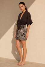 Melia Φούστα Mini Κρουαζέ Brown Χαρακτηριστικά Προϊόντος • Mini κρουαζέ / wrap σχεδιασμός • Animal print σε καφέ & εκρού αποχρώσεις • Δένει στη μέση για ρυθμιζόμενη εφαρμογή • Άνετη και ανάλαφρη γραμμή • Μαλακή & δροσερή αίσθηση • One Size – καλύπτει από X-Small έως X-Large • Viscose Mix • Non Iron – δεν απαιτεί σιδέρωμα • Ιδανική για καθημερινά summer looks, διακοπές και beach-to-city εμφανίσεις Διαστάσεις ΜΕΓΕΘΟΣ ΜΕΣΗ ΠΕΡΙΦΕΡΕΙΑ ΜΗΚΟΣ One Size έως 90 cm έως 100 cm περίπου 46 cm Η εφαρμογή στη μέση είναι ρυθμιζόμενη χάρη στο wrap δέσιμο. Σύνθεση • 85% Viscose • Viscose Mix Οδηγίες Φροντίδας • Πλύσιμο στους 30°C • Χωρίς στύψιμο • Φυσικό στέγνωμα • Δεν απαιτεί σιδέρωμα (Non Iron)