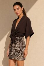 Melia Φούστα Mini Κρουαζέ Brown Χαρακτηριστικά Προϊόντος • Mini κρουαζέ / wrap σχεδιασμός • Animal print σε καφέ & εκρού αποχρώσεις • Δένει στη μέση για ρυθμιζόμενη εφαρμογή • Άνετη και ανάλαφρη γραμμή • Μαλακή & δροσερή αίσθηση • One Size – καλύπτει από X-Small έως X-Large • Viscose Mix • Non Iron – δεν απαιτεί σιδέρωμα • Ιδανική για καθημερινά summer looks, διακοπές και beach-to-city εμφανίσεις Διαστάσεις ΜΕΓΕΘΟΣ ΜΕΣΗ ΠΕΡΙΦΕΡΕΙΑ ΜΗΚΟΣ One Size έως 90 cm έως 100 cm περίπου 46 cm Η εφαρμογή στη μέση είναι ρυθμιζόμενη χάρη στο wrap δέσιμο. Σύνθεση • 85% Viscose • Viscose Mix Οδηγίες Φροντίδας • Πλύσιμο στους 30°C • Χωρίς στύψιμο • Φυσικό στέγνωμα • Δεν απαιτεί σιδέρωμα (Non Iron)