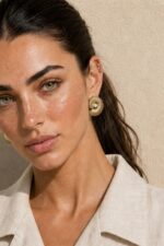 August Earrings – Stainless Steel Χαρακτηριστικά Προϊόντος • Statement σπειροειδής σχεδιασμός • Ανάγλυφη μεταλλική επιφάνεια • Διακοσμητική διάφανη πέτρα στο κέντρο • Χρυσή απόχρωση • Stainless Steel – Ανοξείδωτο Ατσάλι • Κούμπωμα με καρφάκι • Ιδανικά για day-to-night εμφανίσεις Διαστάσεις ΠΛΑΤΟΣ ΥΨΟΣ 2,5 cm 2 cm Υλικό • Stainless Steel – Ανοξείδωτο Ατσάλι