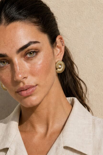 August Earrings – Stainless Steel Χαρακτηριστικά Προϊόντος • Statement σπειροειδής σχεδιασμός • Ανάγλυφη μεταλλική επιφάνεια • Διακοσμητική διάφανη πέτρα στο κέντρο • Χρυσή απόχρωση • Stainless Steel – Ανοξείδωτο Ατσάλι • Κούμπωμα με καρφάκι • Ιδανικά για day-to-night εμφανίσεις Διαστάσεις ΠΛΑΤΟΣ ΥΨΟΣ 2,5 cm 2 cm Υλικό • Stainless Steel – Ανοξείδωτο Ατσάλι