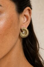 August Earrings – Stainless Steel Χαρακτηριστικά Προϊόντος • Statement σπειροειδής σχεδιασμός • Ανάγλυφη μεταλλική επιφάνεια • Διακοσμητική διάφανη πέτρα στο κέντρο • Χρυσή απόχρωση • Stainless Steel – Ανοξείδωτο Ατσάλι • Κούμπωμα με καρφάκι • Ιδανικά για day-to-night εμφανίσεις Διαστάσεις ΠΛΑΤΟΣ ΥΨΟΣ 2,5 cm 2 cm Υλικό • Stainless Steel – Ανοξείδωτο Ατσάλι