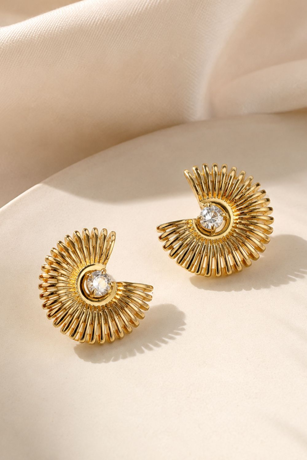 August Earrings – Stainless Steel Χαρακτηριστικά Προϊόντος • Statement σπειροειδής σχεδιασμός • Ανάγλυφη μεταλλική επιφάνεια • Διακοσμητική διάφανη πέτρα στο κέντρο • Χρυσή απόχρωση • Stainless Steel – Ανοξείδωτο Ατσάλι • Κούμπωμα με καρφάκι • Ιδανικά για day-to-night εμφανίσεις Διαστάσεις ΠΛΑΤΟΣ ΥΨΟΣ 2,5 cm 2 cm Υλικό • Stainless Steel – Ανοξείδωτο Ατσάλι August Earrings – Stainless Steel Χαρακτηριστικά Προϊόντος • Statement σπειροειδής σχεδιασμός • Ανάγλυφη μεταλλική επιφάνεια • Διακοσμητική διάφανη πέτρα στο κέντρο • Χρυσή απόχρωση • Stainless Steel – Ανοξείδωτο Ατσάλι • Κούμπωμα με καρφάκι • Ιδανικά για day-to-night εμφανίσεις Διαστάσεις ΠΛΑΤΟΣ ΥΨΟΣ 2,5 cm 2 cm Υλικό • Stainless Steel – Ανοξείδωτο Ατσάλι