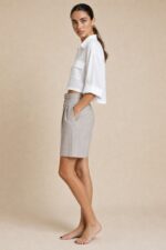 Boxy Cargo White Shirt Κωδ:27826 Χαρακτηριστικά Προϊόντος • Boxy, άνετη γραμμή • Cropped μήκος • Κλασικός γιακάς • Κλείσιμο μπροστά με κουμπιά • Δύο cargo τσέπες με καπάκι στο στήθος • 3/4 φαρδύ μανίκι • Γυριστό τελείωμα στα μανίκια • Ανάλαφρη και δροσερή αίσθηση • Non Iron – δεν απαιτεί σιδέρωμα • One Size – καλύπτει έως Large Plus Οδηγίες Φροντίδας • Πλύσιμο στους 30°C • Χωρίς στύψιμο • Φυσικό στέγνωμα • Δεν απαιτεί σιδέρωμα (Non Iron)