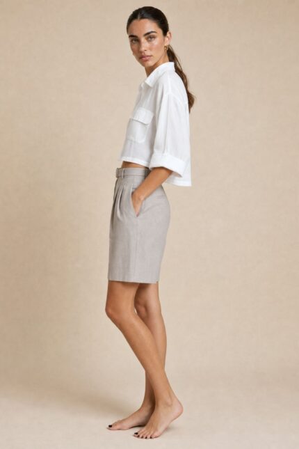 Boxy Cargo White Shirt Κωδ:27826 Χαρακτηριστικά Προϊόντος • Boxy, άνετη γραμμή • Cropped μήκος • Κλασικός γιακάς • Κλείσιμο μπροστά με κουμπιά • Δύο cargo τσέπες με καπάκι στο στήθος • 3/4 φαρδύ μανίκι • Γυριστό τελείωμα στα μανίκια • Ανάλαφρη και δροσερή αίσθηση • Non Iron – δεν απαιτεί σιδέρωμα • One Size – καλύπτει έως Large Plus Οδηγίες Φροντίδας • Πλύσιμο στους 30°C • Χωρίς στύψιμο • Φυσικό στέγνωμα • Δεν απαιτεί σιδέρωμα (Non Iron)