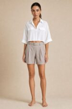 Boxy Cargo White Shirt Κωδ:27826 Χαρακτηριστικά Προϊόντος • Boxy, άνετη γραμμή • Cropped μήκος • Κλασικός γιακάς • Κλείσιμο μπροστά με κουμπιά • Δύο cargo τσέπες με καπάκι στο στήθος • 3/4 φαρδύ μανίκι • Γυριστό τελείωμα στα μανίκια • Ανάλαφρη και δροσερή αίσθηση • Non Iron – δεν απαιτεί σιδέρωμα • One Size – καλύπτει έως Large Plus Οδηγίες Φροντίδας • Πλύσιμο στους 30°C • Χωρίς στύψιμο • Φυσικό στέγνωμα • Δεν απαιτεί σιδέρωμα (Non Iron)