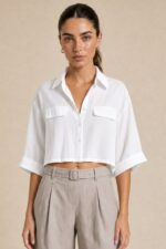 Boxy Cargo White Shirt Κωδ:27826 Χαρακτηριστικά Προϊόντος • Boxy, άνετη γραμμή • Cropped μήκος • Κλασικός γιακάς • Κλείσιμο μπροστά με κουμπιά • Δύο cargo τσέπες με καπάκι στο στήθος • 3/4 φαρδύ μανίκι • Γυριστό τελείωμα στα μανίκια • Ανάλαφρη και δροσερή αίσθηση • Non Iron – δεν απαιτεί σιδέρωμα • One Size – καλύπτει έως Large Plus Οδηγίες Φροντίδας • Πλύσιμο στους 30°C • Χωρίς στύψιμο • Φυσικό στέγνωμα • Δεν απαιτεί σιδέρωμα (Non Iron)