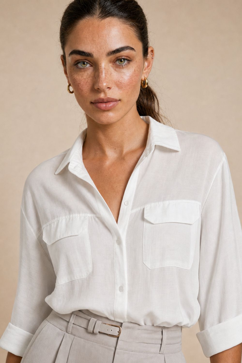 Boxy Cargo White Shirt Κωδ:27826 Χαρακτηριστικά Προϊόντος • Boxy, άνετη γραμμή • Cropped μήκος • Κλασικός γιακάς • Κλείσιμο μπροστά με κουμπιά • Δύο cargo τσέπες με καπάκι στο στήθος • 3/4 φαρδύ μανίκι • Γυριστό τελείωμα στα μανίκια • Ανάλαφρη και δροσερή αίσθηση • Non Iron – δεν απαιτεί σιδέρωμα • One Size – καλύπτει έως Large Plus Οδηγίες Φροντίδας • Πλύσιμο στους 30°C • Χωρίς στύψιμο • Φυσικό στέγνωμα • Δεν απαιτεί σιδέρωμα (Non Iron) Boxy Cargo White Shirt Κωδ:27826 Χαρακτηριστικά Προϊόντος • Boxy, άνετη γραμμή • Cropped μήκος • Κλασικός γιακάς • Κλείσιμο μπροστά με κουμπιά • Δύο cargo τσέπες με καπάκι στο στήθος • 3/4 φαρδύ μανίκι • Γυριστό τελείωμα στα μανίκια • Ανάλαφρη και δροσερή αίσθηση • Non Iron – δεν απαιτεί σιδέρωμα • One Size – καλύπτει έως Large Plus Οδηγίες Φροντίδας • Πλύσιμο στους 30°C • Χωρίς στύψιμο • Φυσικό στέγνωμα • Δεν απαιτεί σιδέρωμα (Non Iron)