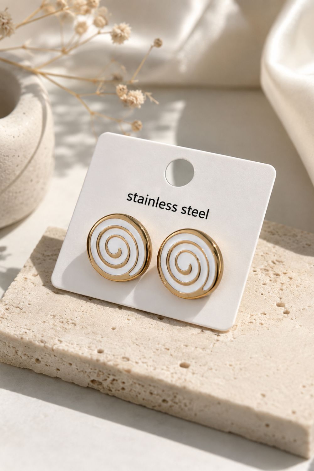Mini Goldish Dream Earrings – Stainless Steel Χαρακτηριστικά Προϊόντος • Mini στρογγυλός σχεδιασμός • Χρυσό σπειροειδές μοτίβο • Λευκή λεπτομέρεια • Χρυσή απόχρωση • Stainless Steel – Ανοξείδωτο Ατσάλι • Κούμπωμα με καρφάκι • Ελαφρύ και minimal design • Ιδανικά για καθημερινά και day-to-night looks Διαστάσεις ΔΙΑΜΕΤΡΟΣ 1 cm Υλικό • Stainless Steel – Ανοξείδωτο Ατσάλι Mini Goldish Dream Earrings – Stainless Steel Χαρακτηριστικά Προϊόντος • Mini στρογγυλός σχεδιασμός • Χρυσό σπειροειδές μοτίβο • Λευκή λεπτομέρεια • Χρυσή απόχρωση • Stainless Steel – Ανοξείδωτο Ατσάλι • Κούμπωμα με καρφάκι • Ελαφρύ και minimal design • Ιδανικά για καθημερινά και day-to-night looks Διαστάσεις ΔΙΑΜΕΤΡΟΣ 1 cm Υλικό • Stainless Steel – Ανοξείδωτο Ατσάλι