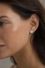 Mini Goldish Dream Earrings – Stainless Steel Χαρακτηριστικά Προϊόντος • Mini στρογγυλός σχεδιασμός • Χρυσό σπειροειδές μοτίβο • Λευκή λεπτομέρεια • Χρυσή απόχρωση • Stainless Steel – Ανοξείδωτο Ατσάλι • Κούμπωμα με καρφάκι • Ελαφρύ και minimal design • Ιδανικά για καθημερινά και day-to-night looks Διαστάσεις ΔΙΑΜΕΤΡΟΣ 1 cm Υλικό • Stainless Steel – Ανοξείδωτο Ατσάλι