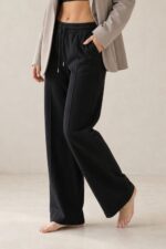 Viscose Soft Φόρμα in black Κωδικός: 181 Χαρακτηριστικά Προϊόντος • Wide Leg φαρδιά γραμμή • Άνετη, χαλαρή εφαρμογή • Κάθετες ραφές μπροστά κατά μήκος • Ελαστική μέση • Ρυθμιζόμενο κορδόνι στη μέση • Πλαϊνές τσέπες • Viscose soft-touch ύφασμα • Απαλή, ελαφριά και breathable αίσθηση • Μαύρη απόχρωση • One Size – καλύπτει έως Large Plus • Non Iron – δεν απαιτεί σιδέρωμα Οδηγίες Φροντίδας • Πλύσιμο στους 30°C • Χωρίς στύψιμο • Φυσικό στέγνωμα • Δεν απαιτεί σιδέρωμα (Non Iron)