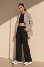Viscose Soft Φόρμα in black Κωδικός: 181 Χαρακτηριστικά Προϊόντος • Wide Leg φαρδιά γραμμή • Άνετη, χαλαρή εφαρμογή • Κάθετες ραφές μπροστά κατά μήκος • Ελαστική μέση • Ρυθμιζόμενο κορδόνι στη μέση • Πλαϊνές τσέπες • Viscose soft-touch ύφασμα • Απαλή, ελαφριά και breathable αίσθηση • Μαύρη απόχρωση • One Size – καλύπτει έως Large Plus • Non Iron – δεν απαιτεί σιδέρωμα Οδηγίες Φροντίδας • Πλύσιμο στους 30°C • Χωρίς στύψιμο • Φυσικό στέγνωμα • Δεν απαιτεί σιδέρωμα (Non Iron)