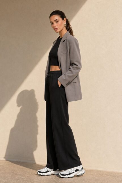 Viscose Soft Φόρμα in black Κωδικός: 181 Χαρακτηριστικά Προϊόντος • Wide Leg φαρδιά γραμμή • Άνετη, χαλαρή εφαρμογή • Κάθετες ραφές μπροστά κατά μήκος • Ελαστική μέση • Ρυθμιζόμενο κορδόνι στη μέση • Πλαϊνές τσέπες • Viscose soft-touch ύφασμα • Απαλή, ελαφριά και breathable αίσθηση • Μαύρη απόχρωση • One Size – καλύπτει έως Large Plus • Non Iron – δεν απαιτεί σιδέρωμα Οδηγίες Φροντίδας • Πλύσιμο στους 30°C • Χωρίς στύψιμο • Φυσικό στέγνωμα • Δεν απαιτεί σιδέρωμα (Non Iron)