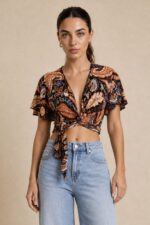 Iris Viscose Λαχούρι  Κρουαζέ top in black and orange Κωδ:21526 Χαρακτηριστικά Προϊόντος Top • Πολυμορφικό κρουαζέ σχέδιο • Δένει μπροστά & πίσω • Μπορεί να φορεθεί και ανάποδα • Άνοιγμα μπροστά ή στην πλάτη ανάλογα το styling • Μανίκι σε άνετη γραμμή • Ύφασμα: Viscose • Αίσθηση: Πολύ δροσερή & ανάλαφρη • Εφαρμογή: Άνετη • Ασύμμετρο τελείωμα • Αίσθηση: Ανάλαφρη & breathableΎφασμα: Viscose • Αίσθηση: Πολύ δροσερή, ανάλαφρη & εξαιρετικά μαλακή στην αφή • Breathable σύνθεση, ιδανική και για ευαίσθητα δέρματα ή άτομα με αλλεργίες  Διαστάσεις Top • Στήθος: έως 100 cm • Μέση: προσαρμόζεται με δέσιμο • Μήκος: κανονικό crop  Φροντίδα • Πλύσιμο έως 30°C • Χωρίς στύψιμο • Σιδέρωμα σε κανονική θερμοκρασία