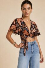 Iris Viscose Λαχούρι  Κρουαζέ top in black and orange Κωδ:21526 Χαρακτηριστικά Προϊόντος Top • Πολυμορφικό κρουαζέ σχέδιο • Δένει μπροστά & πίσω • Μπορεί να φορεθεί και ανάποδα • Άνοιγμα μπροστά ή στην πλάτη ανάλογα το styling • Μανίκι σε άνετη γραμμή • Ύφασμα: Viscose • Αίσθηση: Πολύ δροσερή & ανάλαφρη • Εφαρμογή: Άνετη • Ασύμμετρο τελείωμα • Αίσθηση: Ανάλαφρη & breathableΎφασμα: Viscose • Αίσθηση: Πολύ δροσερή, ανάλαφρη & εξαιρετικά μαλακή στην αφή • Breathable σύνθεση, ιδανική και για ευαίσθητα δέρματα ή άτομα με αλλεργίες  Διαστάσεις Top • Στήθος: έως 100 cm • Μέση: προσαρμόζεται με δέσιμο • Μήκος: κανονικό crop  Φροντίδα • Πλύσιμο έως 30°C • Χωρίς στύψιμο • Σιδέρωμα σε κανονική θερμοκρασία