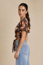 Iris Viscose Λαχούρι  Κρουαζέ top in black and orange Κωδ:21526 Χαρακτηριστικά Προϊόντος Top • Πολυμορφικό κρουαζέ σχέδιο • Δένει μπροστά & πίσω • Μπορεί να φορεθεί και ανάποδα • Άνοιγμα μπροστά ή στην πλάτη ανάλογα το styling • Μανίκι σε άνετη γραμμή • Ύφασμα: Viscose • Αίσθηση: Πολύ δροσερή & ανάλαφρη • Εφαρμογή: Άνετη • Ασύμμετρο τελείωμα • Αίσθηση: Ανάλαφρη & breathableΎφασμα: Viscose • Αίσθηση: Πολύ δροσερή, ανάλαφρη & εξαιρετικά μαλακή στην αφή • Breathable σύνθεση, ιδανική και για ευαίσθητα δέρματα ή άτομα με αλλεργίες  Διαστάσεις Top • Στήθος: έως 100 cm • Μέση: προσαρμόζεται με δέσιμο • Μήκος: κανονικό crop  Φροντίδα • Πλύσιμο έως 30°C • Χωρίς στύψιμο • Σιδέρωμα σε κανονική θερμοκρασία