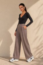 Klelia Wide Leg Pants Κωδ:29826 Χαρακτηριστικά Προϊόντος • Γραμμή: Wide Leg / φαρδιά ίσια γραμμή • Ύφασμα: Σταθερό, υψηλής ποιότητας structured woven fabric • Ψηλόμεση εφαρμογή • Λάστιχο στο πίσω μέρος της μέσης για άνετη εφαρμογή • Πλαϊνές τσέπες • Μακριά, φαρδιά μπατζάκια • Minimal & διαχρονικός σχεδιασμός • One Size – καλύπτει έως Large Plus